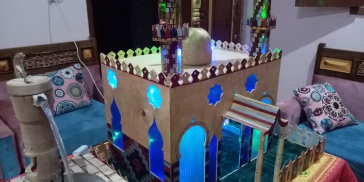 نابغة الصعيد ينحت الأخشاب ويرسم عليها بالنار