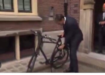 بعد ١٤ عاماً في الحكم، هكذا غادر  رئيس الوزراء الهولندي السابق ”مارك روته“