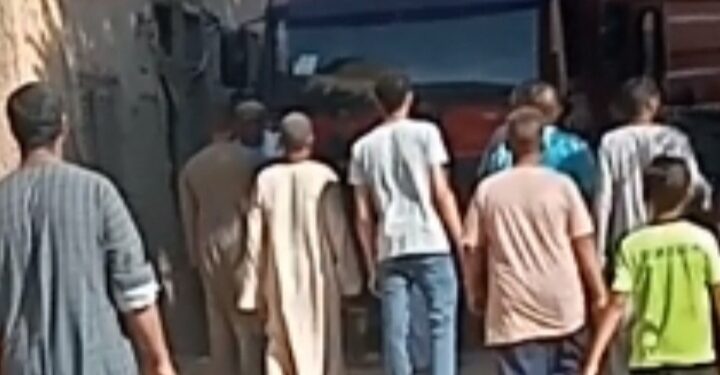 الحماية المدنية تسيطر على حريق الصف بقرية السلام بأرمنت .