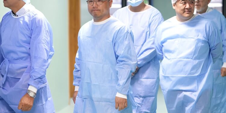 زيارة ميدانية الوفد الصيني مستشفى بنغازى التعليمي لطب وجراحة العيون 