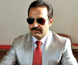 لَا تَـنْحَنِي إِنْ مَــاتَـتِ الْأَشْجَـارُ …