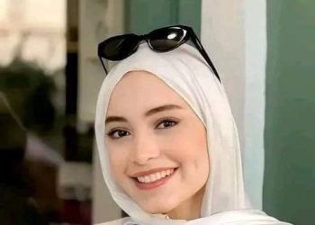 أنثى تضخ حبها …