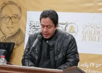 التمثال والبحر