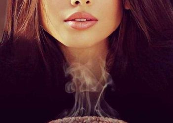 امرأة ذات طعم ورائحة القهوة