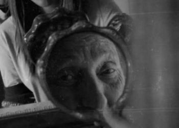 عجوز في العقد الثاني