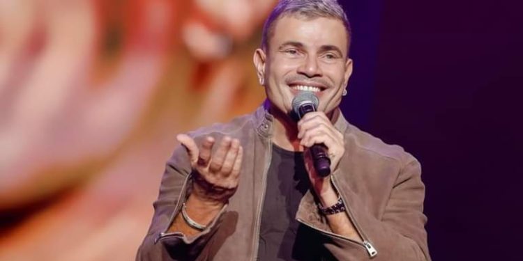 عمرو دياب يودع شاعر أغنية تملي معاك: رحل في ذكرى وفاة والدته 