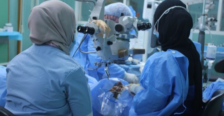 إجراء عمليات الدقيقة المياة الزرقاء والشبكية بمستشفى بنغازي التعليمي لطب وجراحة