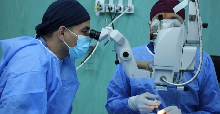 إجراء عمليات القرنية بعد فلترة الحالات بمستشفى بنغازي التعليمي لطب وجراحة العيون