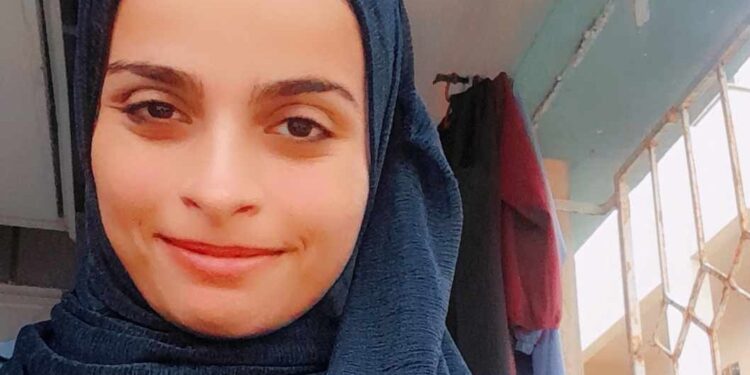 أحْزَانٌ تَراوِدُ قَلْبِي …