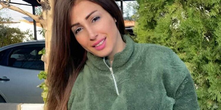 أنا الآنَ أترمّمُ …