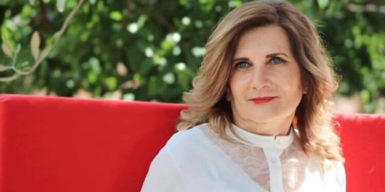 زميلة في المدرسة