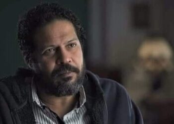 يجلس على الشاطئ