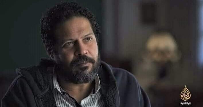 يجلس على الشاطئ