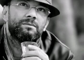 كلاب  أصابع تنهش يدها