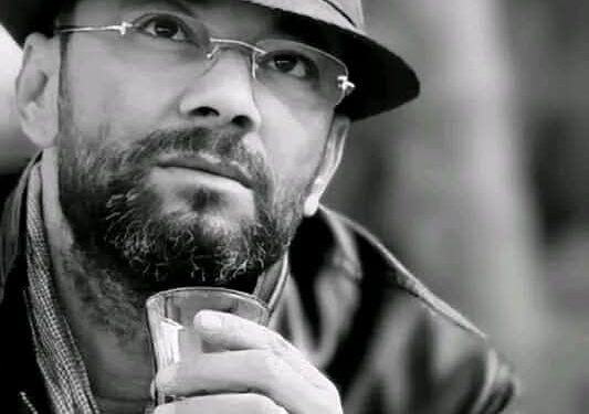 كلاب  أصابع تنهش يدها