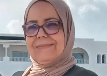 أختبئ خلف أسوار الشعر