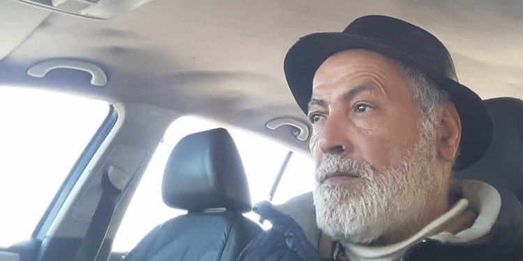 يَحْلو الحَديث …