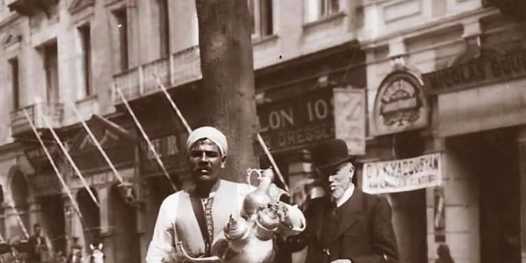 مشروب العرقسوس وبائعه تراث شعبي له تاريخ .. 