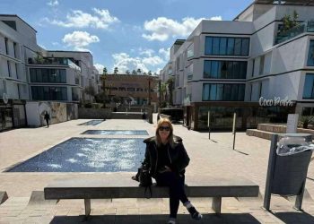 عِناقُ الموج