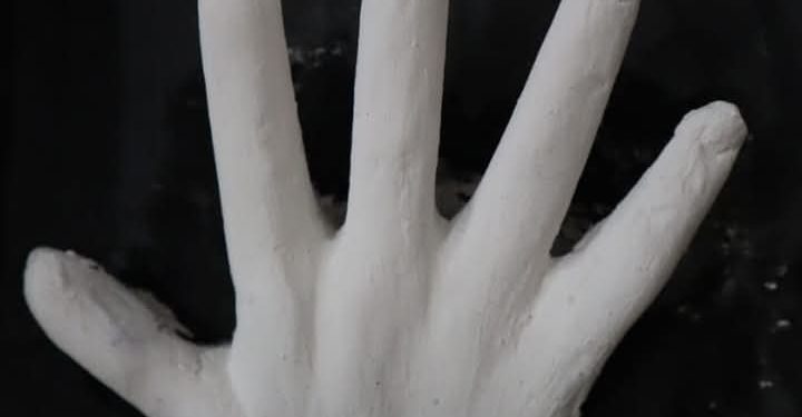 نور الدين طاهري يكتب: ظِلٌّ لا ينكسر