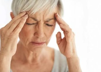 إهمال تنظيف الأسنان قد يؤدي إلى الصداع النصفي وآلام الجسم لدى النساء