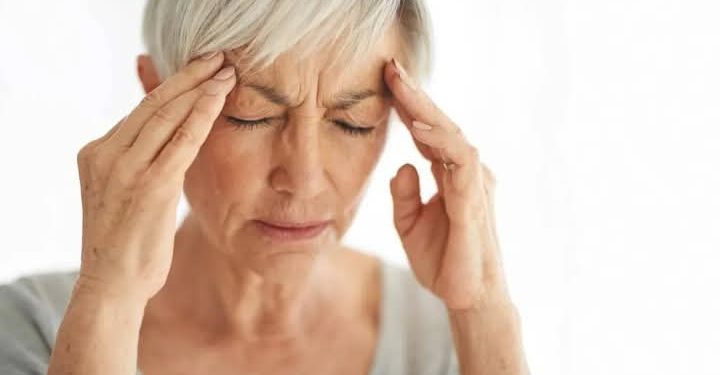 إهمال تنظيف الأسنان قد يؤدي إلى الصداع النصفي وآلام الجسم لدى النساء