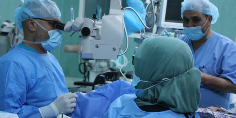 الفريق الطبي الزائر بمستشفى بنغازي التعليمي لطب وجراحة العيون يجرى العديد من عمليات زراعة القرنية 