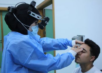 إجراء العديد من العمليات الجراحية الدقيقة الشبكية بمستشفى بنغازي التعليمي لطب وجراحة العيون