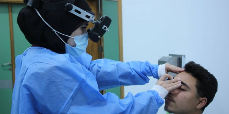 إجراء العديد من العمليات الجراحية الدقيقة الشبكية بمستشفى بنغازي التعليمي لطب وجراحة العيون