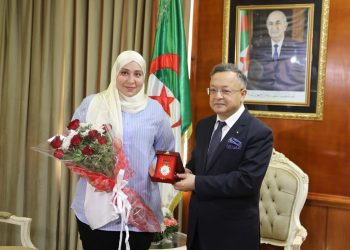 لعماري هِبَةُ.. المُخْتَرِعَةُ الجزائريَّةُ التي قدَّمَتْ أملًا لِمَرْضَى السُّكَّرِيِّ