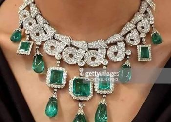 طَقم تَاريخي من الزُمرد والماس علي طِراز الأرت