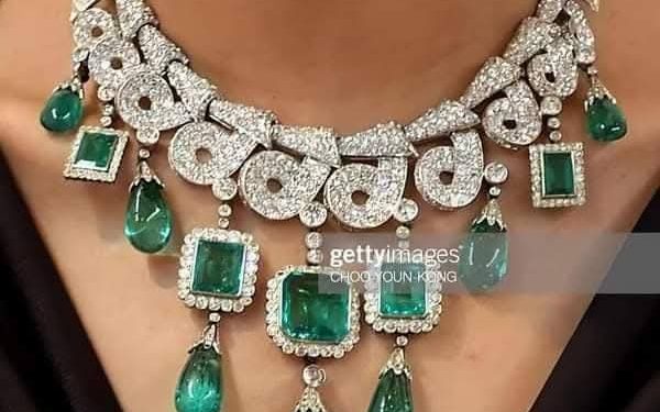 طَقم تَاريخي من الزُمرد والماس علي طِراز الأرت