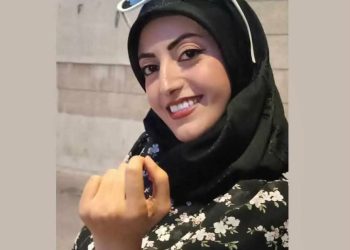 أَنا مَن قَوافِي العِطرِ 