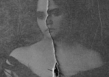 الواحدةُ ليلاً