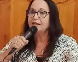 جلسْتُ على ربْوة منْ صَقيعٍ