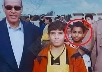 صلاح يحاول أن يظهر في الصورة مع لاعب كرة مجهول