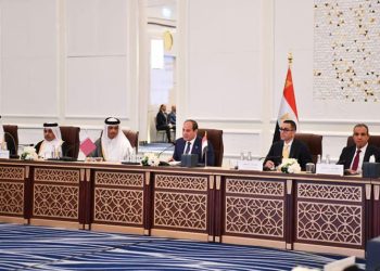 الرئيس عبد الفتاح السيسي يلتقي ممثلي مجتمع الأعمال القطري بالدوحة