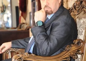 شفيفًا يمرُّ الخيالُ حروفًا