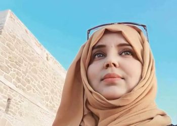 أغْزِلُ الذِّكْرَياتِ