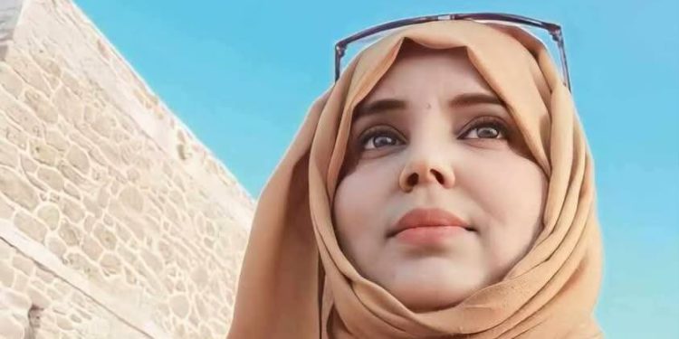 أغْزِلُ الذِّكْرَياتِ