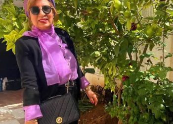 ندَى على وَرْدٍ