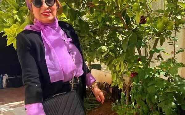 ندَى على وَرْدٍ