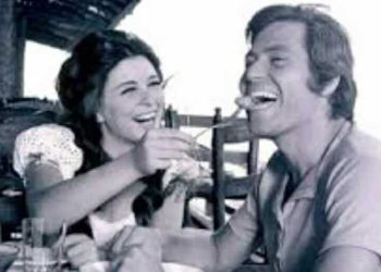 “خَلِّ بالِكَ مِن زُوزُو”: رَقْصَةٌ النّور بَيْنَ الأَضْوَاءِ والظِّلَال…