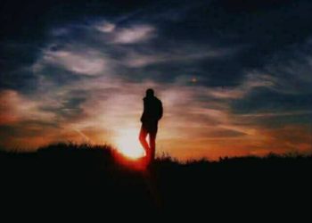 إذا ما نَبَحْنَ كلابُ الفَجِّ خلفي