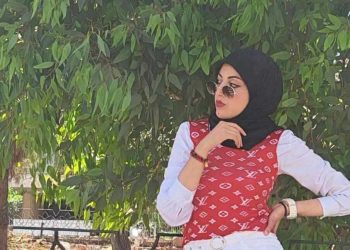 قَطفتُ خَصرَكِ …