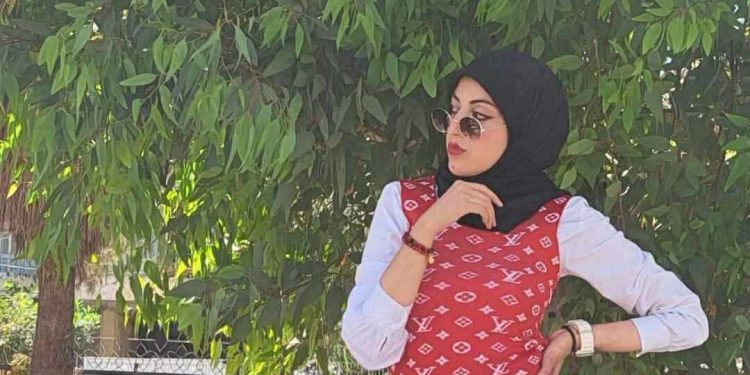 قَطفتُ خَصرَكِ …