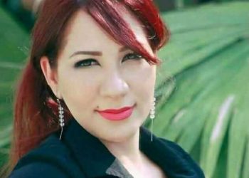 نلتفُّ ثلاثتُنا حولَ الطّاولةِ…