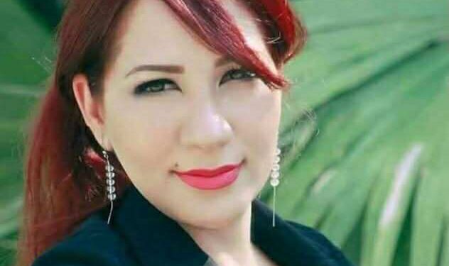 نلتفُّ ثلاثتُنا حولَ الطّاولةِ…