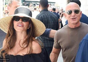 الظهور الأول لرجل الأعمال الأمريكي جيف بيزوس Jeff Bezos وزوجته