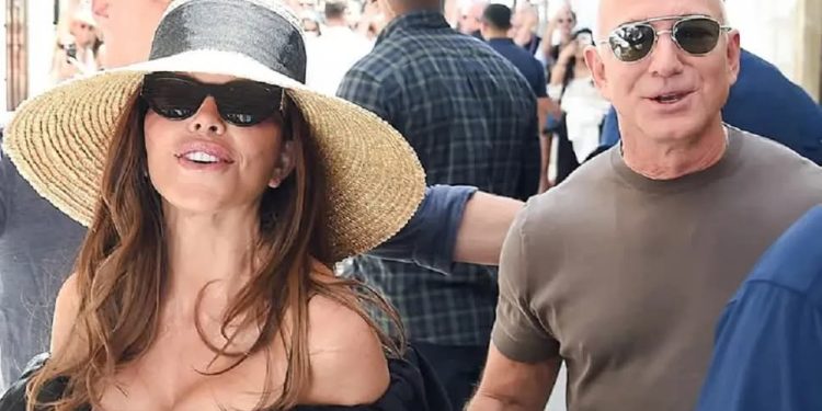 الظهور الأول لرجل الأعمال الأمريكي جيف بيزوس Jeff Bezos وزوجته